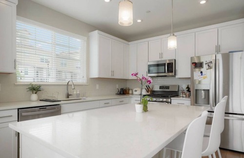 Barths House | New 3-bedroom Townhome in Edgewater with Attached Garage and Fenced Yard