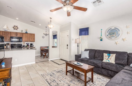 Circle Cross Ranch House | *NEW* 3 Bedroom w/den! 5 Queen beds! Heated Private Pool!