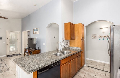 Circle Cross Ranch House | *NEW* 3 Bedroom w/den! 5 Queen beds! Heated Private Pool!