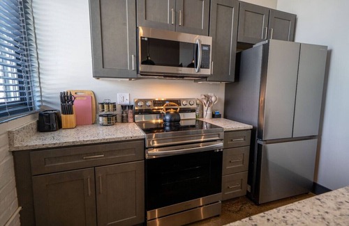 Buchanan Apartment | New 3 King Bedroom Apartment: Brewery| River| i81 |Downtown
