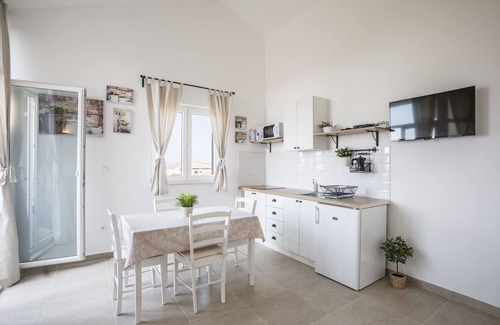 Maslinica Apartment | New 3 Star Apartment in Maslinica, Croatia