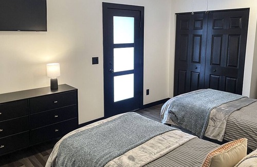 Mount Marion House | New 300 foot Private Waterfront. Modern 3 bedroom home, Kayaking Swimming