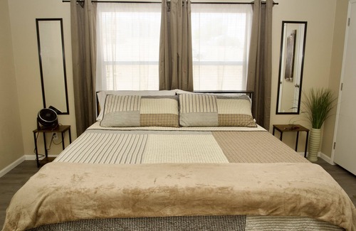 Bullhead City House | New!! 3bd - 2b - .5 acre - Mins from Lake, River, Casinos!