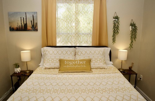 Bullhead City House | New!! 3bd - 2b - .5 acre - Mins from Lake, River, Casinos!