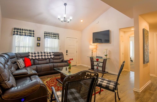 Harlandale House | NEW! 3BD 2BA Family & Pet-Friendly W/D Large Rooms
