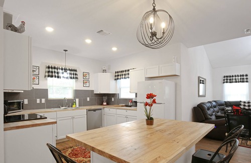 Harlandale House | NEW! 3BD 2BA Family & Pet-Friendly W/D Large Rooms