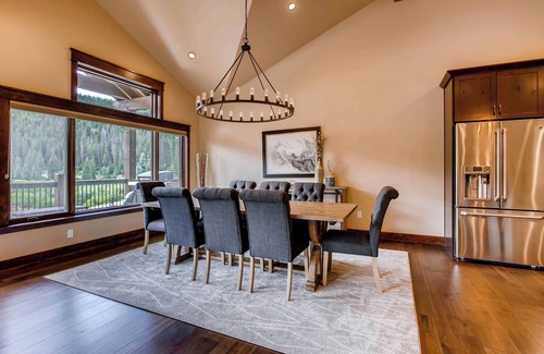 River Run House | New 3Bdr Luxury Home/Sleeps 10 w fireplace & mountain views by RedAwning