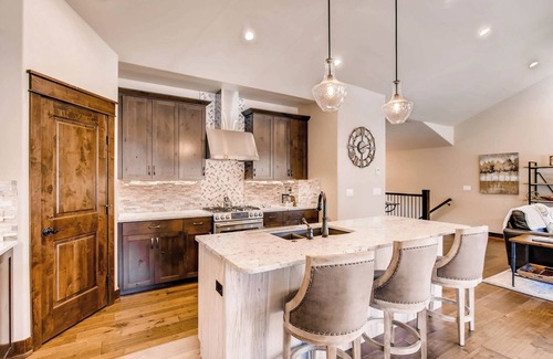 River Run House | New 3Bdr Luxury Home/Sleeps 10 w fireplace & mountain views by RedAwning