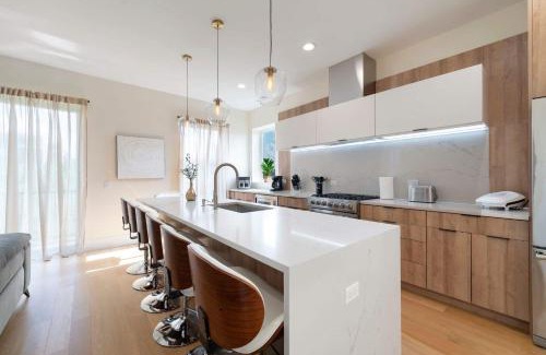 Near West Side Apartment | New 3Bed 3Bath Condo with Parking by United Center