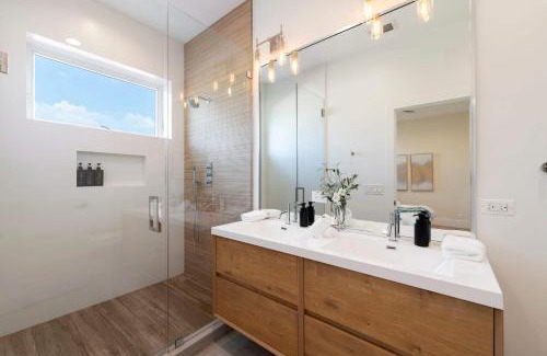 Near West Side Apartment | New 3Bed 3Bath Condo with Parking by United Center