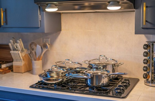 The Heights House | New! 3Bedroom GEM Just 15 minutes to NYC with WiFi, AC, Prime Location