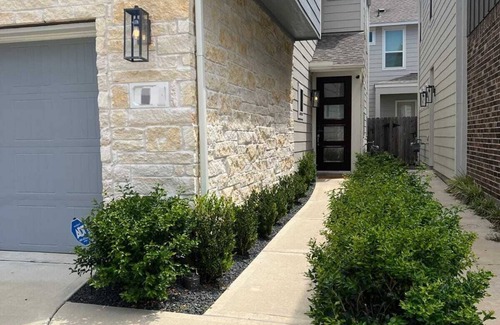 Spring Shadows House | New 3bedrooms 2.5bathrooms with Tesla charging station.
