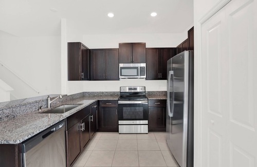 Balm House | NEW 3BR/2.5B Townhome in Sun City Center- Cozy, Sleek & Spacious- Sleeps 6