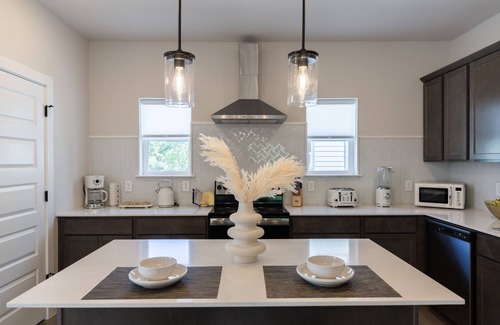 Mahncke Park Condo | NEW 3BR/3.5 ensuite baths min away from Riverwalk, the Pearl, Downtown & Fiesta