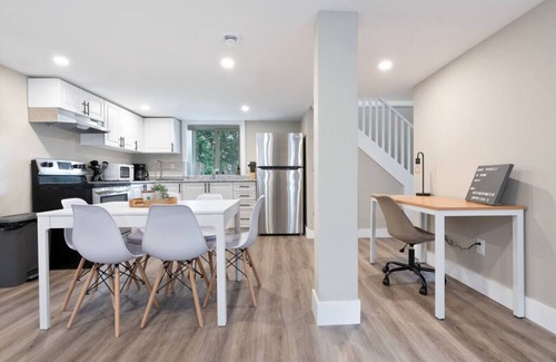 Barrie House | New 3BR Coach House | Near Beach & Downtown