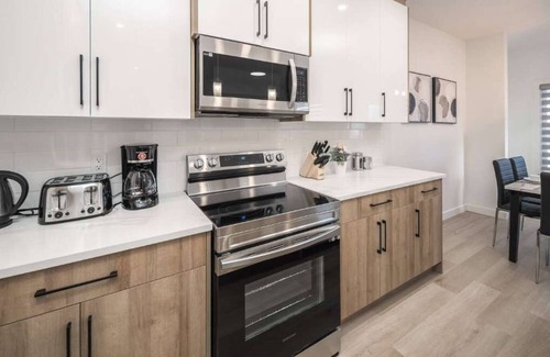 Southeast Calgary House | NEW 3BR! FREE Banff Pass, Wine, & Netflix!