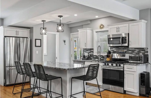 Salem House | NEW 3BR Salem Townhouse Minutes to downtown