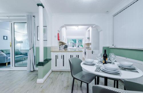 Didsbury House | NEW! 4-Bed Home in Manchester by 53 Degrees Property, Ideal for Business & Long Term Contractor Stays, Sleeps 10!