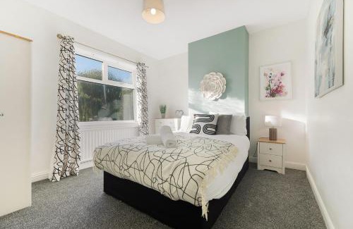 Darlington Apartment | NEW! 4 Bed Home Near Darlington City Centre by Stay With Us, Ideal for Families & Large Groups, FREE OFF-STREET PARKING!