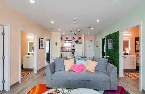 Maxwell Apartment | NEW 4 Bedroom Apt Near DT Walk to Restaurants