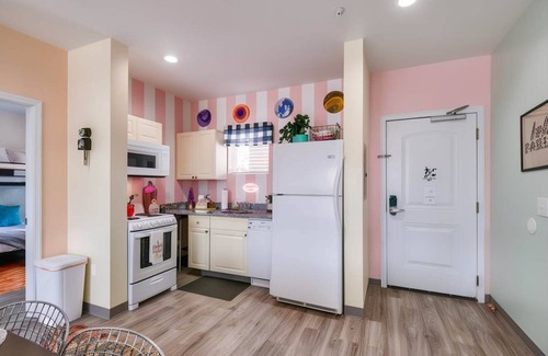 Maxwell Apartment | NEW 4 Bedroom Apt Near DT Walk to Restaurants