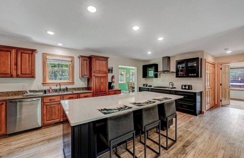 Rowland House | NEW 4-bedroom home, private, hot tub, fenced yard, pet friendly