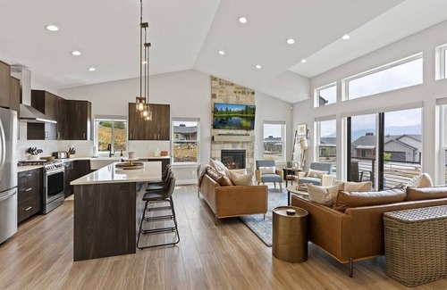 Wolf Creek House | New 4 bedroom Home with amazing views and private Hot Tub