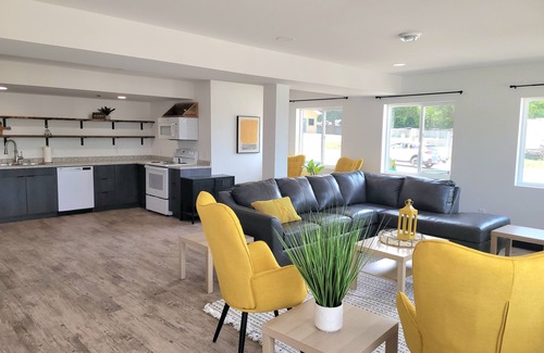 Spirit Lake Apartment | New! 4 Bedroom Unit sleeps 14