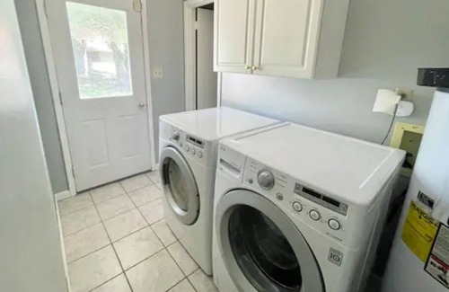 Acton House | *New* 4 Bedrooms, 10 min to Downtown, Sleeps 10!