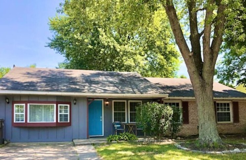 Acton House | *New* 4 Bedrooms, 10 min to Downtown, Sleeps 10!