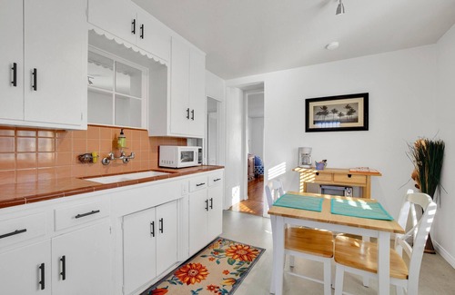 North Park Apartment | NEW 4055.5 retro, bright, private 1 bedroom, happening Northpark.
