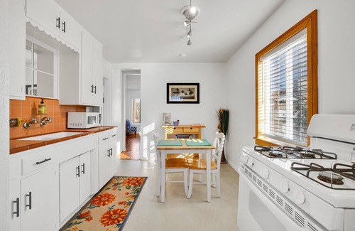 North Park Apartment | NEW 4055.5 retro, bright, private 1 bedroom, happening Northpark.