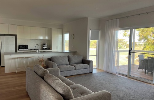 Alexandrina House | New 4BR house in Clayton Bay