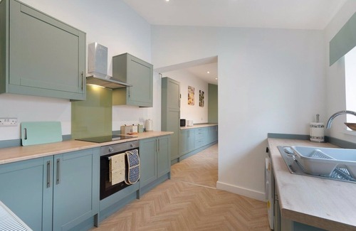 Quarrington Hill House | New! 4BR in Hill top House