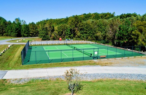 Mineral House | NEW 4BR Lakefront Lake Anna, Fire Pit, Pool, Beach