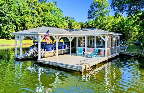 Mineral House | NEW 4BR Lakefront Lake Anna, Fire Pit, Pool, Beach