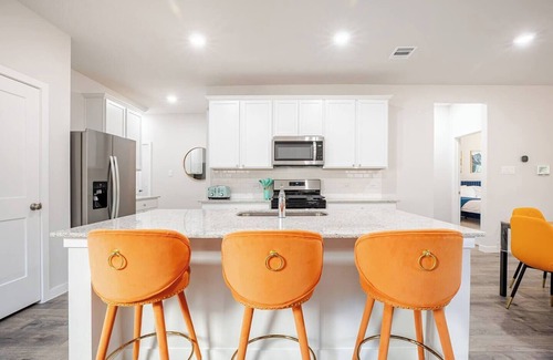 Magnolia House | NEW 4BR Retreat with Game Room + 75” TV Near The Woodlands Trails & Shops