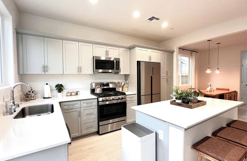 Visalia House | New! 4BR Vacation Home, Tub, BBQ, EV, close to Sequoia