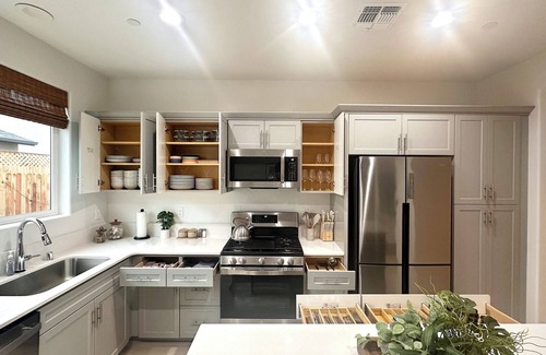 Visalia House | New! 4BR Vacation Home, Tub, BBQ, EV, close to Sequoia