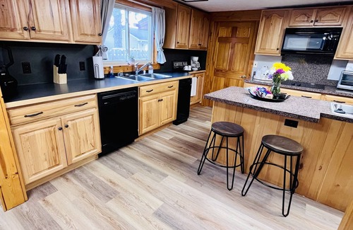 Bay City House | New! 4brm lodge with private dock