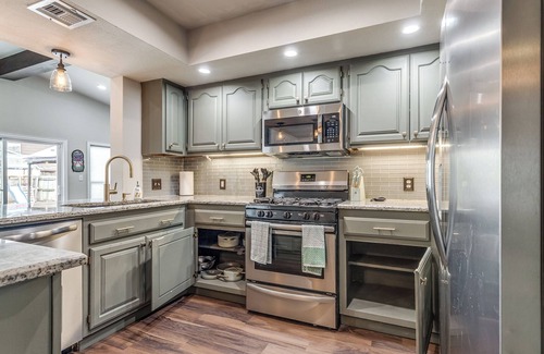 Tulsa House | New! 5/3 with Hot tub, Arcade, Playground, Coffee bar, large TV and dining table