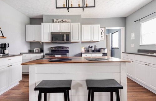 Williamstown House | NEW 5 Bed Home with Game Room, Theater Room, Fire Pit, ONLY 3 Mins from the ARK!