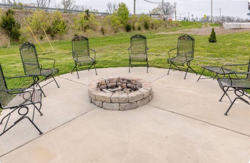 Williamstown House | NEW 5 Bed Home with Game Room, Theater Room, Fire Pit, ONLY 3 Mins from the ARK!