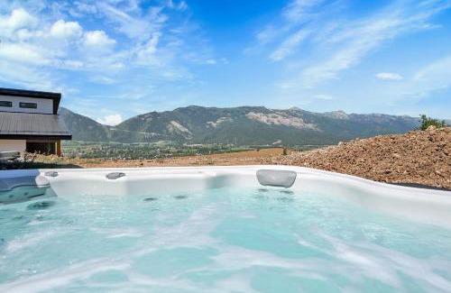 Wolf Creek House | NEW 5 Bedroom House All Season Paradise Powder Mountain Views & Golfing