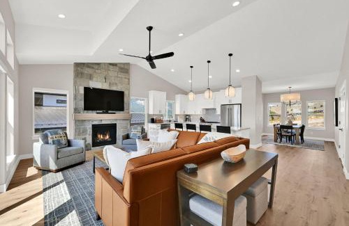 Wolf Creek House | NEW 5 Bedroom House All Season Paradise Powder Mountain Views & Golfing