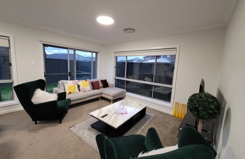 Rouse Hill House | New 5 bedroom house in Rousehill Center - Train, Shopping centre