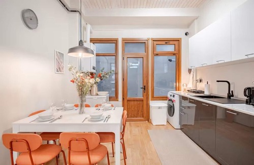 Kumkapi House | New 5-bedroom house for friends and families with WiFi, AC, near best hotspots