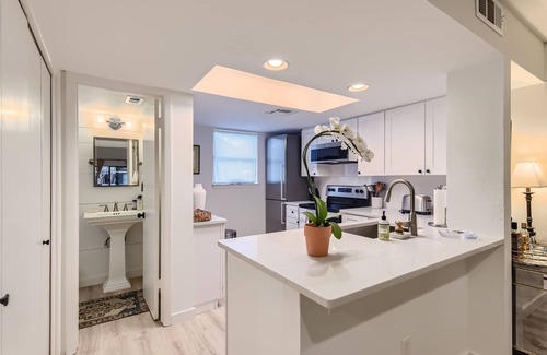 Westfield House | New! 5 mins to Dt | 30 day Rental | Tarrytown!