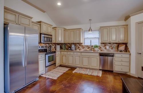 Lubbock House | *NEW* 5 Star Luxury Cozy Private Santa Fe Style w/ Jacuzzi Hot Tub