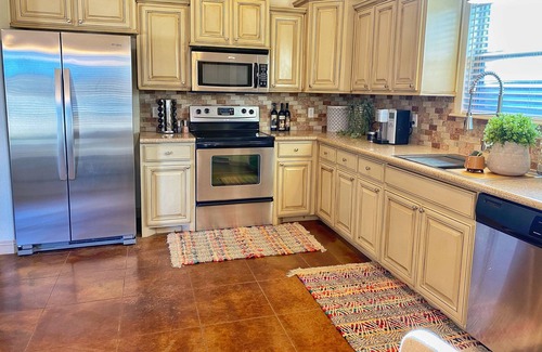 Lubbock House | *NEW* 5 Star Luxury Cozy Private Santa Fe Style w/ Jacuzzi Hot Tub